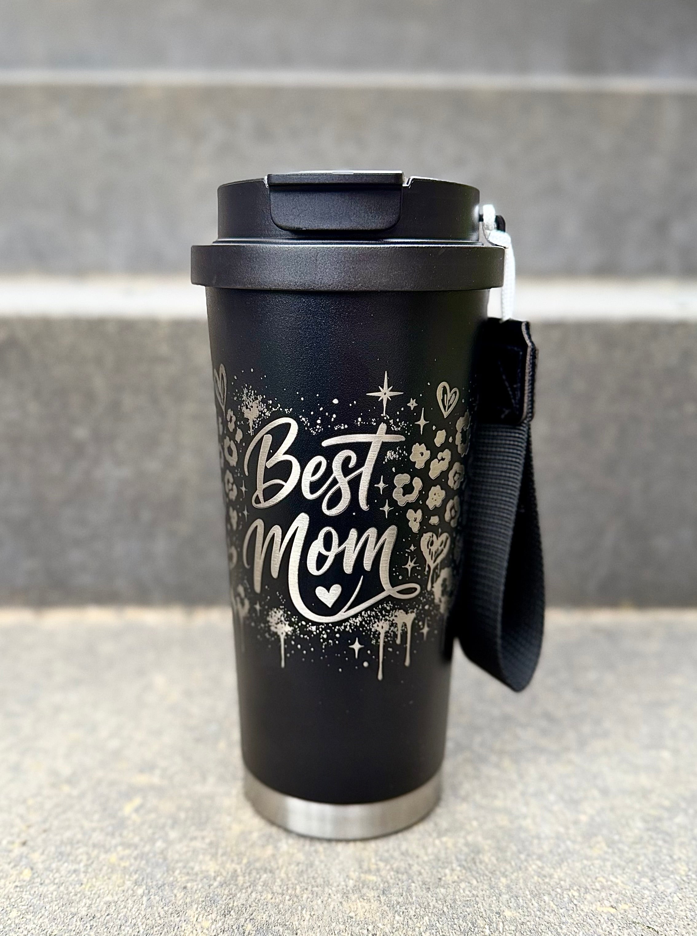 Personalisierter Best Mom | LEO Muster Kaffee Becher mit Name | To-Go Becher mit 2 Trinkfunktionen & Trageschlaufe | 500 ml