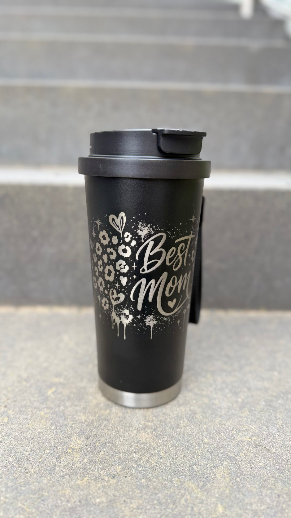 Personalisierter Best Mom | LEO Muster Kaffee Becher mit Name | To-Go Becher mit 2 Trinkfunktionen & Trageschlaufe | 500 ml