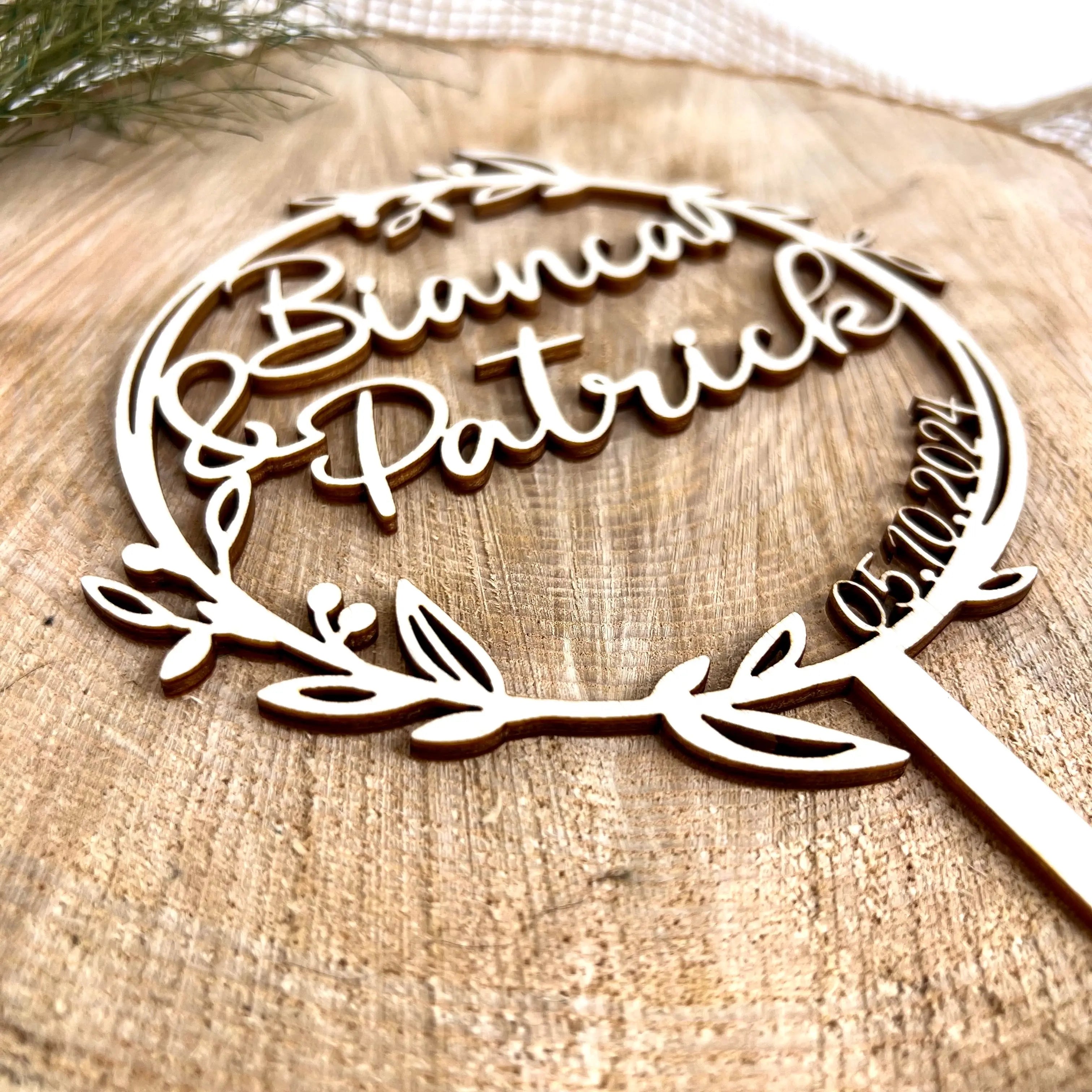 Tortenstecker „Ehrenkranz“ – personalisiert mit Namen & Datum Kreativio