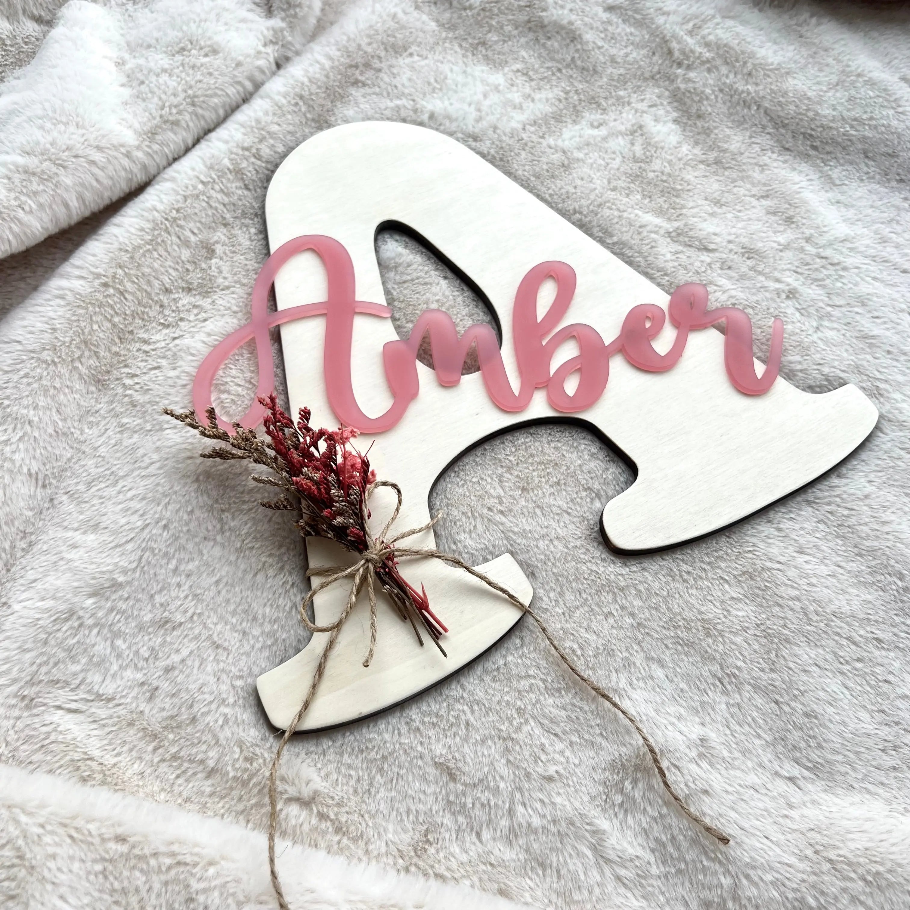 Wanddeko Buchstabe aus Holz mit Acryl-Namensschrift Kreativio