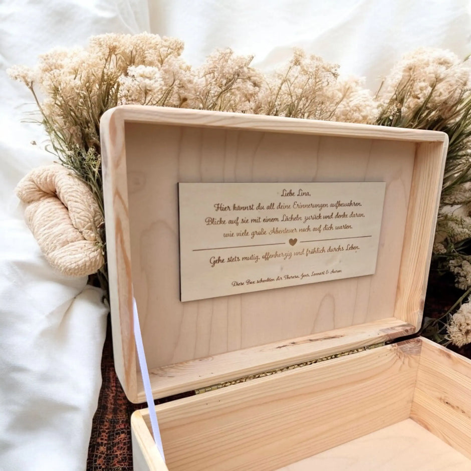 Personalisierte Holztafel mit dem Namen im 3D-Schriftzug, umrahmt von einem Blätterkranz